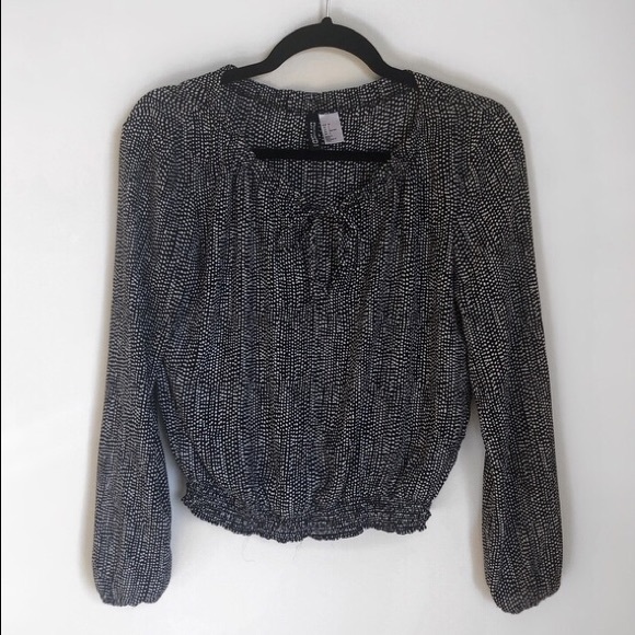 H&M Tops - Black and White printed tie up cinched crop top!